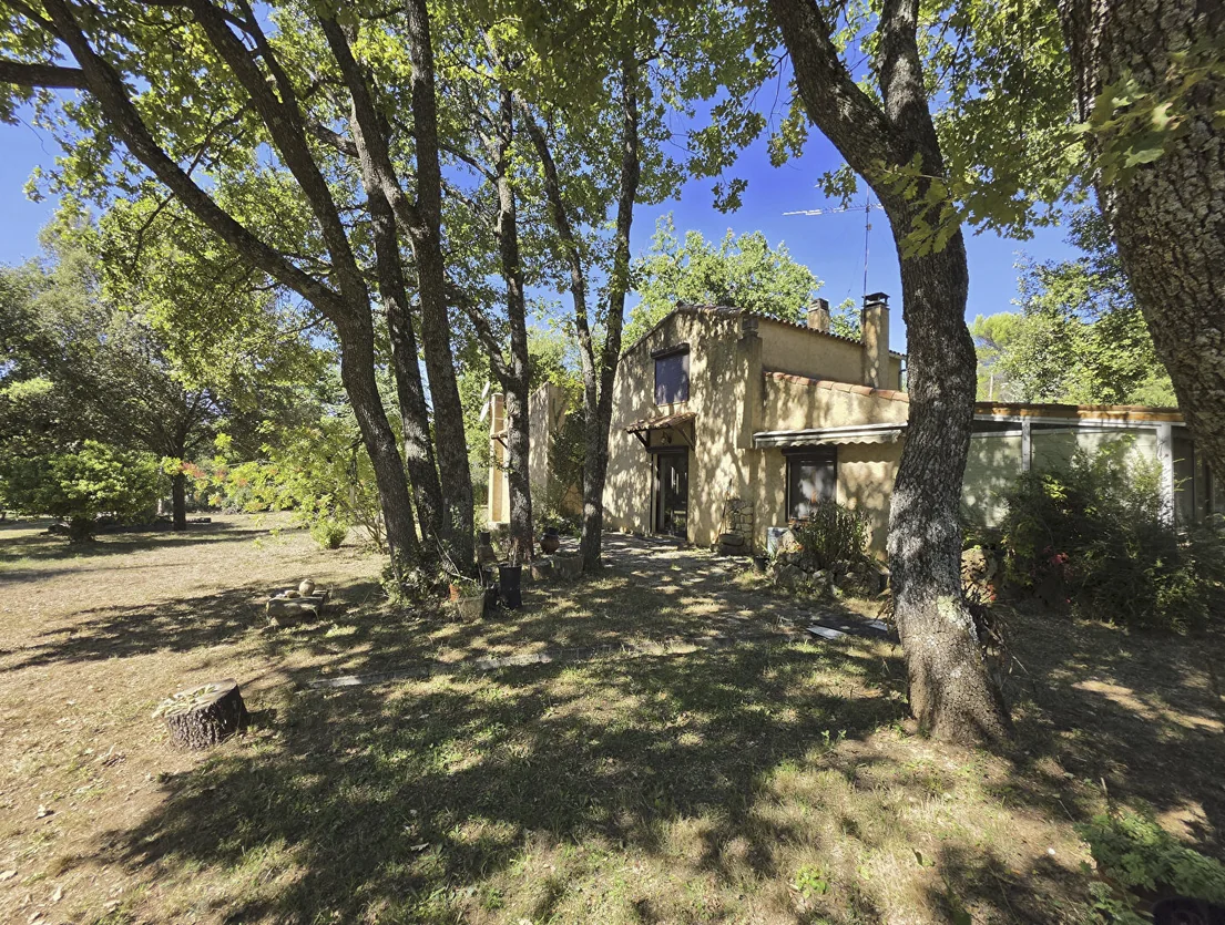 Maison sur vaste terrain arboré à Baudinard-sur-Verdon